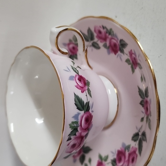 Pale Pink Colclough Tea Cup and Saucer with Roses, Pattern 8239, Vintage - Picture 8 of 9